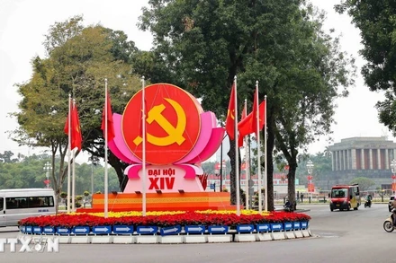 Biểu tượng búa liềm, cờ Đảng, cờ Tổ quốc được bố trí trang trọng tại nút giao Điện Biên Phủ-Độc Lập-Chu Văn An, chào mừng Đại hội đại biểu toàn quốc lần thứ XIV của Đảng. (Ảnh: Vũ Quang/TTXVN)