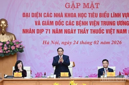Thủ tướng Chính phủ Phạm Minh Chính chủ trì buổi gặp mặt đại diện các nhà khoa học tiêu biểu lĩnh vực y tế và Giám đốc các bệnh viện trung ương nhân dịp kỷ niệm 71 năm Ngày Thầy thuốc Việt Nam. (Ảnh: TRẦN HẢI)
