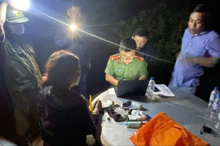 Lực lượng chức năng bắt giữ đối tượng và tang vật liên quan. (Ảnh: Công an tỉnh Quảng Ngãi cung cấp)