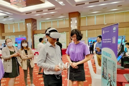 Du khách trải nghiệm một số hoạt động du lịch thông minh ở tỉnh An Giang.