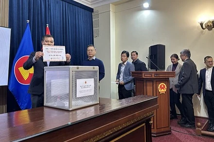 Buổi lễ quyên góp được tổ chức tại Đại sứ quán Việt Nam tại Liên bang Nga.