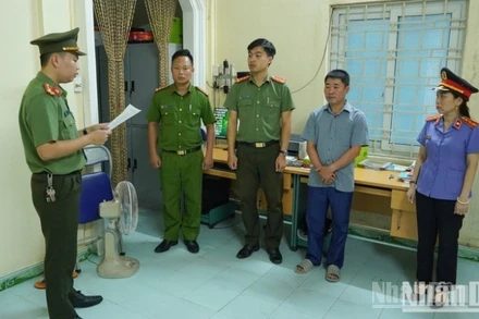 Cơ quan An ninh điều tra thi hành quyết định khởi tố bị can và lệnh bắt tạm giam đối với Nguyễn Khương Hoàng về tội “Trốn thuế”.