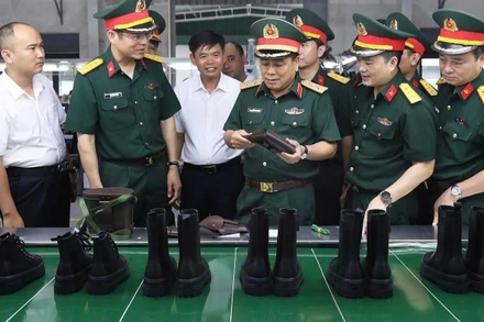 Đoàn công tác Tổng cục Hậu cần-Kỹ thuật kiểm tra các sản phẩm phục vụ nhiệm vụ quốc phòng do Công ty cổ phần 26 sản xuất. (Ảnh: QUỲNH HƯƠNG)