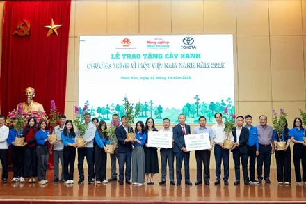 Đại biểu tặng cây cho nhân dân phường Phúc Yên và Xuân Hòa.