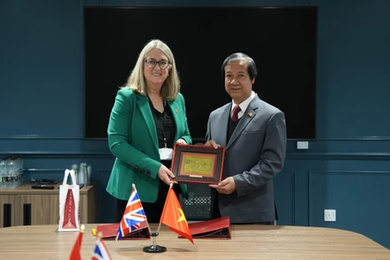 Bộ trưởng Nguyễn Kim Sơn và Thứ trưởng Jacqui Smith trao quà lưu niệm. (Ảnh: TTXVN)