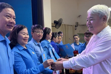 Ông Võ Khắc Thái, Chủ tịch Liên đoàn Lao động thành phố, trao quyết định kết thúc hoạt động Công đoàn cấp trên cơ sở. (Ảnh: HỒNG ĐÀO)