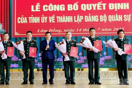 Đồng chí Y Thanh Hà Niê Kđăm, Ủy viên Trung ương Đảng, Bí thư Tỉnh ủy, Trưởng Đoàn đại biểu Quốc hội tỉnh Lâm Đồng, Bí thư Đảng ủy Quân sự tỉnh trao các quyết định bổ nhiệm nhân sự Đảng ủy Quân sự tỉnh.