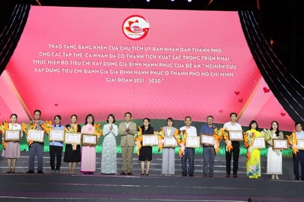 Các tập thể, cá nhân có thành tích xuất sắc trong triển khai, thực hiện đề án "Nghiên cứu xây dựng tiêu chí đánh giá gia đình hạnh phúc ở TP Hồ Chí Minh giai đoạn 2021-2030 được nhận bằng khen của UBND thành phố.