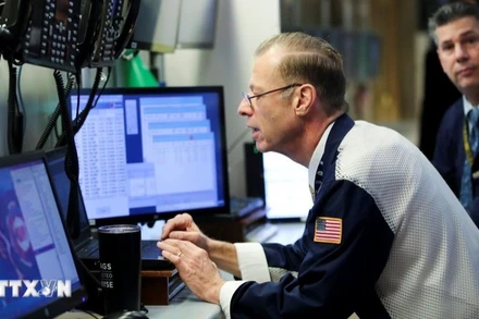 Giao dịch viên tại sàn chứng khoán New York, Mỹ. (Ảnh: THX/TTXVN)