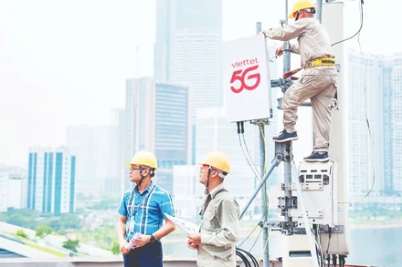 Các kỹ sư Viettel lắp đặt trạm phát sóng 5G.