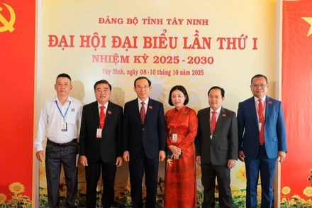 Đồng chí Nguyễn Văn Nên, Ủy viên Bộ Chính trị, Thường trực Tiểu ban Văn kiện Đại hội XIV của Đảng (thứ 3 từ trái sang phải) chụp ảnh cùng đại biểu.