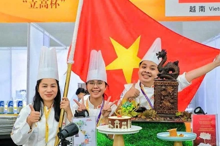 Nguyễn Hữu Thiên Ân (ngoài cùng bên phải) tại cuộc thi Asian Pastry Young Chefs năm 2024 tại Trung Quốc. (Ảnh NVCC)