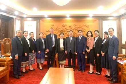 Các đại biểu chụp ảnh kỷ niệm.