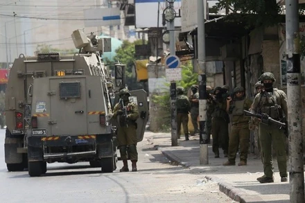 Các lực lượng Israel được triển khai tại thành phố Nablus, Bờ Tây. (Ảnh: THX/TTXVN)