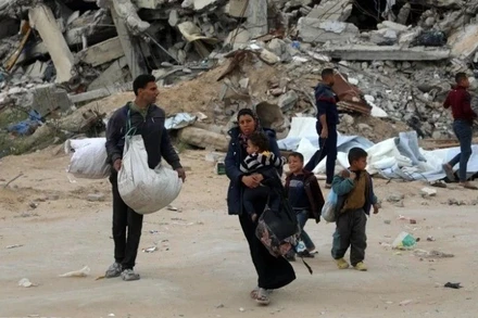 Người dân sơ tán tránh xung đột tại thị trấn Beit Lahia, Dải Gaza. (Ảnh: THX/TTXVN)