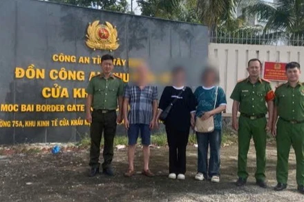 Công an phường Định Công (Hà Nội) phối hợp Đồn Công an khu kinh tế cửa khẩu Mộc Bài, tỉnh Tây Ninh giải cứu nạn nhân bị bắt cóc online sang Campuchia.