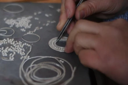 Nghệ nhân chế tác bạc tại Quý Châu, Trung Quốc. (Ảnh: Tân hoa xã)