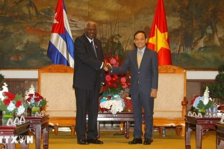 Bí thư Thành ủy Thành phố Hồ Chí Minh Trần Lưu Quang tiếp Chủ tịch Quốc hội Cuba Esteban Lazo Hernandez. (Ảnh: TTXVN)