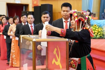 "Nêu gương" đã được Chủ tịch Hồ Chí Minh xác định là một phương thức lãnh đạo của Ðảng và thành phần cốt yếu của văn hóa Ðảng.