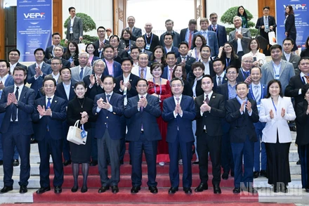 Thủ tướng Phạm Minh Chính và các đại biểu tham dự Diễn đàn Kinh tế Việt Nam 2025, triển vọng 2026.