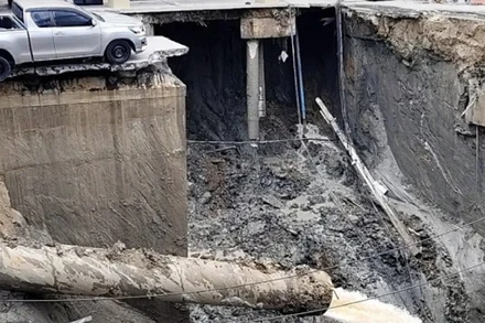 Vụ việc xảy ra vào sáng 24/9 gần Bệnh viện Vajira trên đường Samsen, do sạt lở đất tại công trường xây dựng tuyến tàu điện ngầm màu tím (MRT Purple Line) mới. (Ảnh: nationthailand.com/TTXVN)