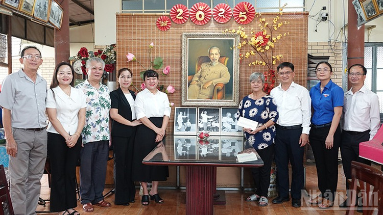 Đoàn công tác chụp ảnh lưu niệm với Nghệ sĩ Ưu tú Phi Yến (thứ tư từ phải sang) tại nhà riêng. (Ảnh: Mạnh Hảo)