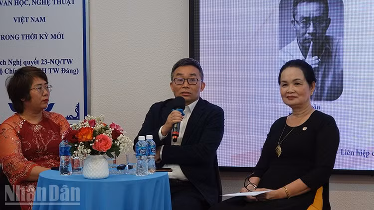 Nhà văn Đông Tây giao lưu tại chương trình. (Ảnh: Mạnh Hảo)