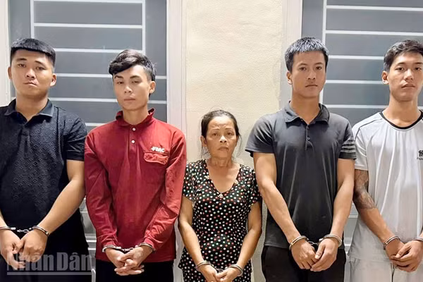 Các bị can: Trần Trọng Nghĩa, Trần Thành Đồng, Nguyễn Thị Sương, Phạm Ngọc Hoài, Nguyễn Văn Mạnh (từ trái qua). (Ảnh: Công an An Giang)