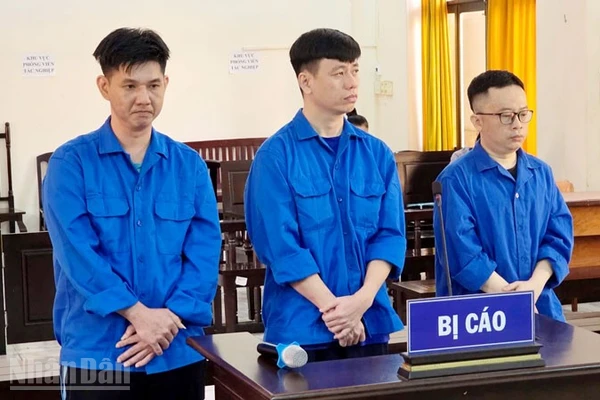 3 bị cáo: Lê Văn Đức (bìa trái), Phạm Út Đạt (giữa) và Nguyễn Thế Cường tại phiên tòa sơ thẩm.