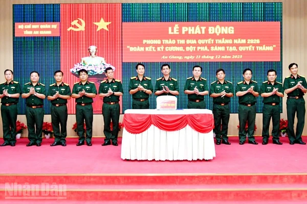 Các đơn vị trực thuộc Bộ Chỉ huy Quân sự tỉnh An Giang ký kết giao ước thi đua. 