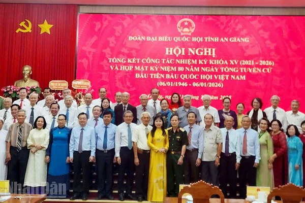 Các đồng chí Ủy viên Trung ương Đảng, lãnh đạo tỉnh chụp ảnh lưu niệm với các đại biểu Quốc hội, nguyên đại biểu Quốc hội đơn vị tỉnh An Giang qua các khóa.