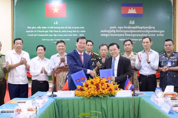 Ban chuyên trách 2 tỉnh ký kết biên bản bàn giao, tiếp nhận hài cốt liệt sĩ. (Ảnh: PHƯƠNG VŨ)