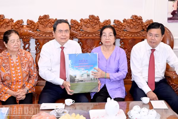 Chủ tịch Quốc hội Trần Thanh Mẫn thăm, tặng quà gia đình chính sách, người có công, cán bộ hưu trí ở phường Rạch Giá. 