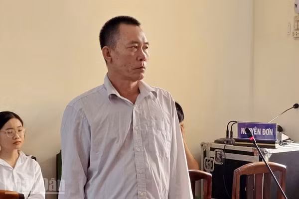 Bị cáo Cao Văn Phường tại phiên tòa. (Ảnh: VĂN VŨ)