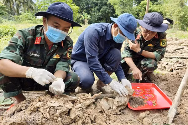 Cán bộ, chiến sĩ Đội K92 tìm kiếm, cất bốc được 3 hài cốt liệt sĩ tại khu vực Nghĩa trang Xóm Khỉ. (Ảnh: PHƯƠNG VŨ)
