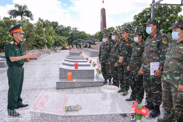 Lãnh đạo Bộ Chỉ huy quân sự tỉnh An Giang quán triệt tinh thần cho Đội lấy mẫu ADN hài cốt liệt sĩ tại Nghĩa trang Liệt sĩ Tri Tôn. (Ảnh: PHƯƠNG VŨ)