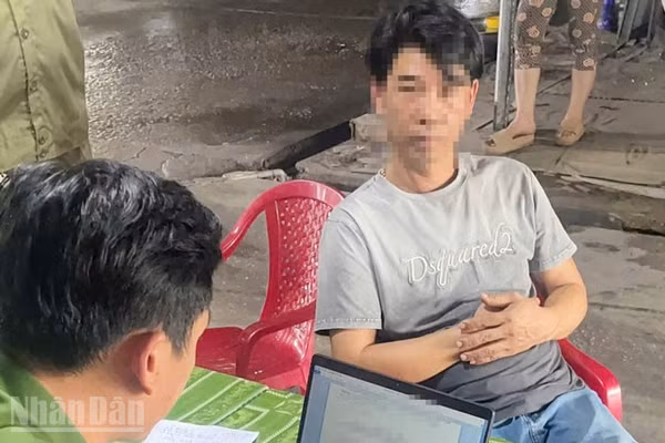 Lực lượng Công an làm việc với Nguyễn Vũ Phương chủ cơ sở kinh doanh không phép có hành vi mua bán công cụ kích điện dùng để đánh bắt thủy sản.