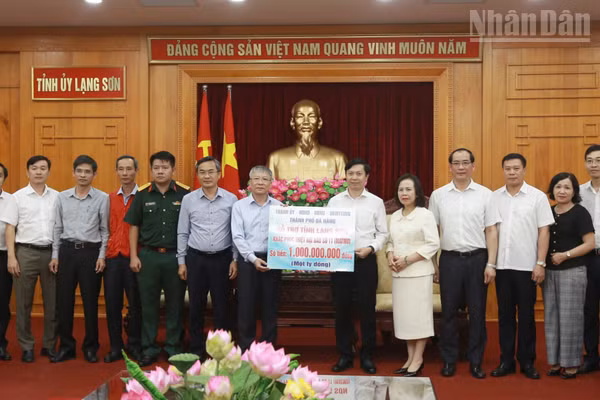 Đoàn công tác của thành phố Đà Nẵng trao phần kinh phí hỗ trợ tỉnh Lạng Sơn khắc phục thiệt hại do bão lũ gây ra.