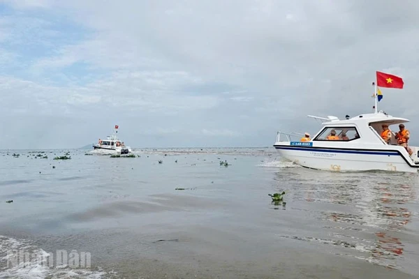 Lực lượng Cảnh sát giao thông ra quân tuần tra bảo đảm an toàn giao thông trên các tuyến sông; kiểm soát các phương tiện có gắn thiết bị bơm, hút và vận chuyển cát, sỏi trên địa bàn toàn tỉnh. (Ảnh: VĂN VŨ).