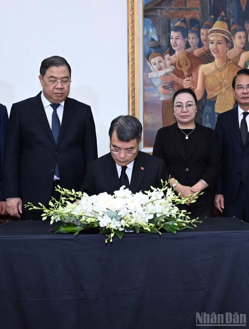 Thủ tướng Lê Minh Hưng ghi sổ tang, viếng Chủ tịch Quốc hội Lào Saysomphone Phomvihane.