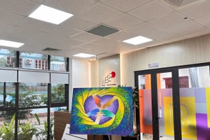 Bức tranh do họa sĩ Trương Vũ Trung xây dựng ý tưởng về bố cục và mầu sắc đã sẵn sàng để được công chúng "Chấm và Chạm", kết nối lan tỏa vì miền trung.