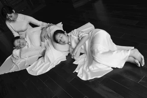 Bức ảnh về ca sĩ Trang Nhung-một nhân vật trong sách "Huyền thoại áo dài Việt Nam" cùng hai con gái của chị. Ảnh: Đỗ Lan Hương