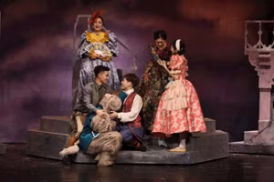 Một cảnh trong vở nhạc kịch Không gia đình.