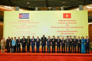 Chủ tịch Quốc hội Việt Nam Trần Thanh Mẫn và Chủ tịch Quốc hội Cuba Esteban Lazo Hernandez với đại biểu hai nước dự phiên họp. (Ảnh DUY LINH)