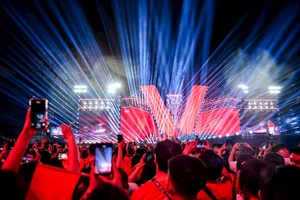 Với chuỗi hoạt động: Đêm diễn tại sân vận động Mỹ Đình, phát hành "Tổ quốc trong tim: The concert film" tại các rạp chiếu và đưa bộ phim đến nhiều trường đại học trên toàn quốc, Chương trình nghệ thuật chính luận đặc biệt "Tổ quốc trong tim" do Báo Nhân Dân phối hợp Thành phố Hà Nội tổ chức đã tạo nên một hiện tượng văn hóa-nghệ thuật đặc biệt. Ảnh: Thành Đạt