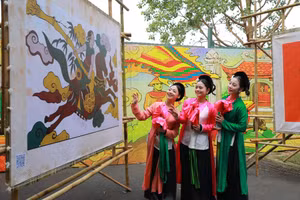 Không gian đậm sắc màu văn hóa truyền thống tại Đường hoa Tết lần đầu tổ chức trong Hoàng thành Thăng Long. Ảnh: Khánh Hòa