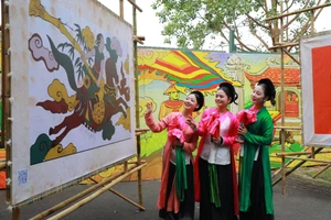 Không gian đậm sắc màu văn hóa truyền thống tại Đường hoa Tết lần đầu tổ chức trong Hoàng thành Thăng Long. Ảnh: Khánh Hòa