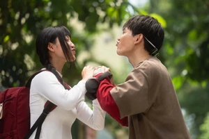 Cảnh trong Nhà ba tôi một phòng, phim đứng vị trí số hai về doanh thu trong mùa phim Tết 2026.