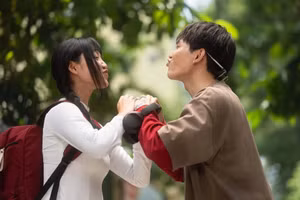 Cảnh trong Nhà ba tôi một phòng, phim đứng vị trí số hai về doanh thu trong mùa phim Tết 2026.