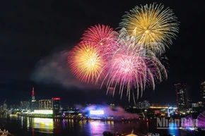 Pháo hoa rực rỡ đã thắp sáng bầu trời Thành phố Hồ Chí Minh đón chào năm mới 2026.